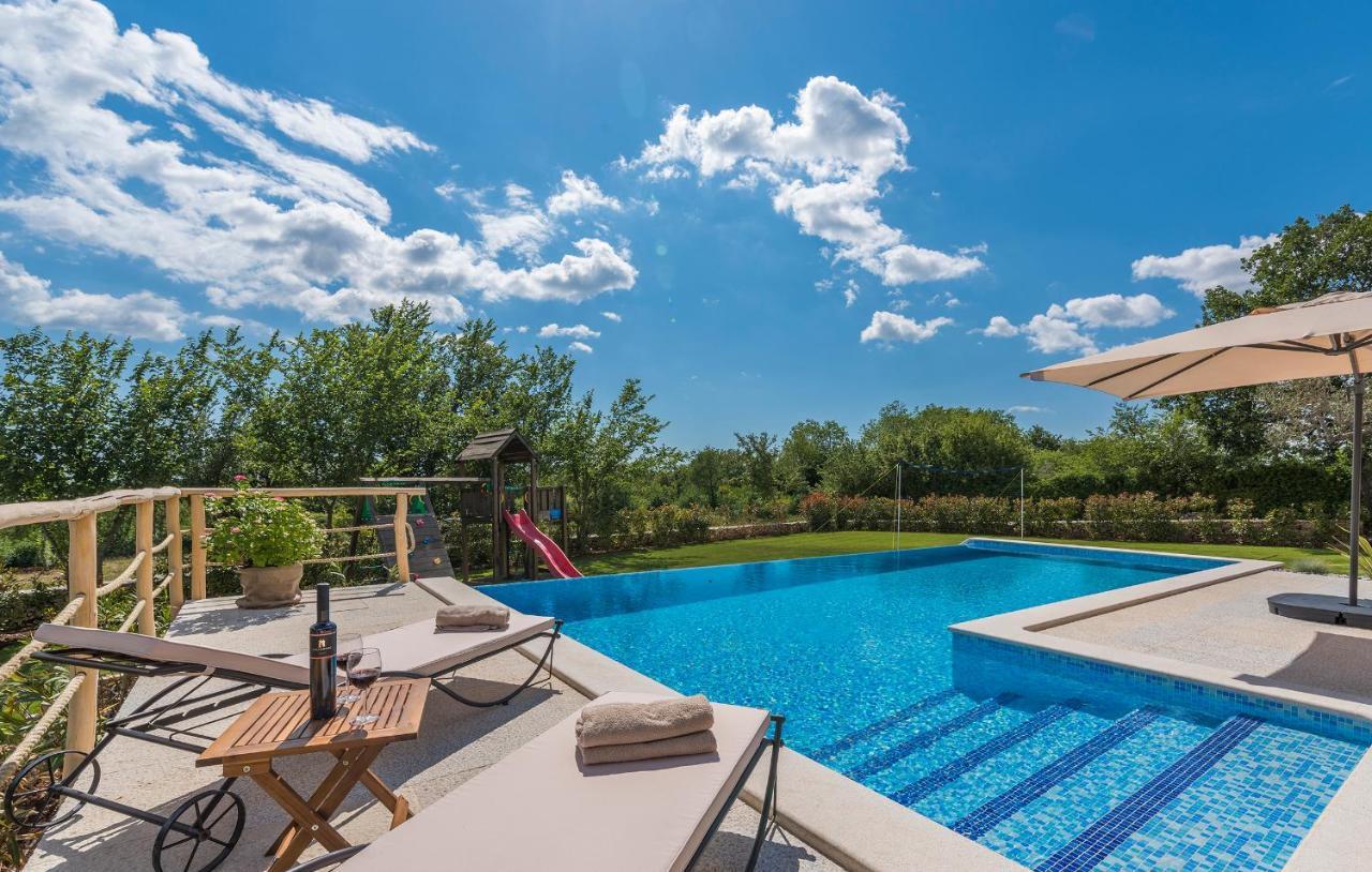 Villa-Osmium Smoljanci Exterior foto